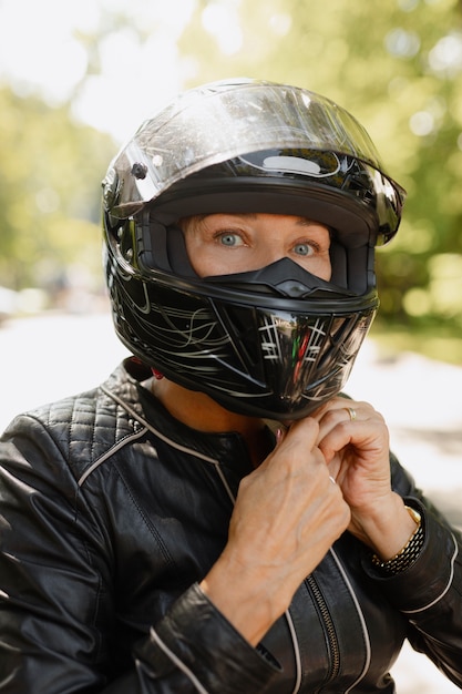 Foto mujer de tiro medio con casco de seguridad