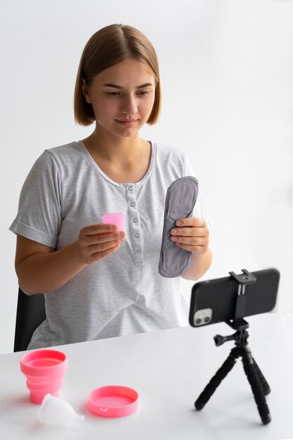 Foto mujer de tiro medio con copa menstrual