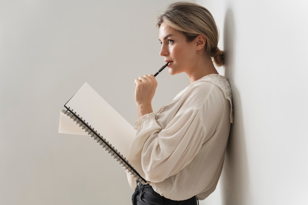 Mujer de tiro medio con cuaderno