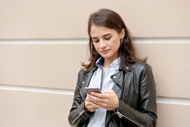 Mujer de tiro medio con dispositivo