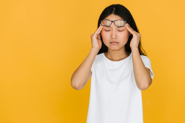 Foto mujer de tiro medio con dolor de cabeza.