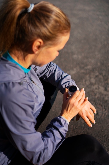 Foto mujer de tiro medio entrenando al aire libre