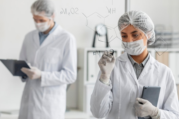 Foto mujer de tiro medio escribiendo a bordo