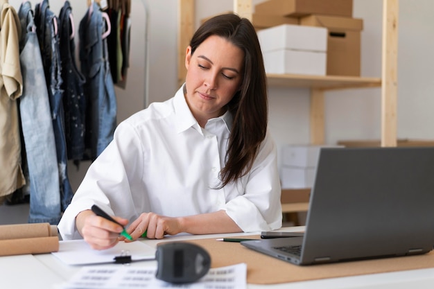 Mujer de tiro medio escribiendo