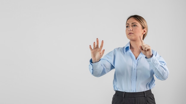 Mujer de tiro medio con espacio de copia