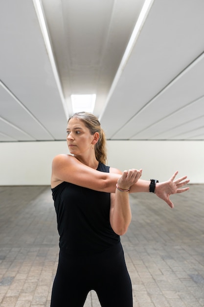 Foto mujer de tiro medio estirando el brazo