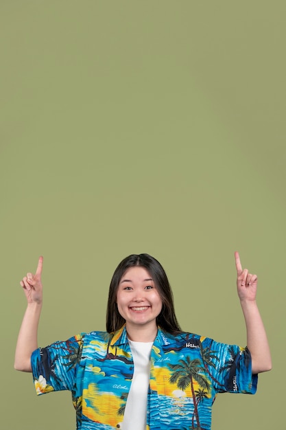 Foto mujer de tiro medio con fondo verde.