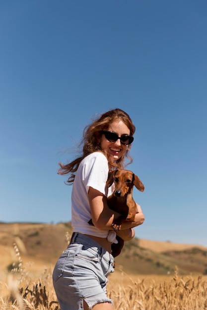 Mujer de tiro medio con gafas de sol