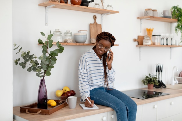 Foto mujer de tiro medio hablando por teléfono