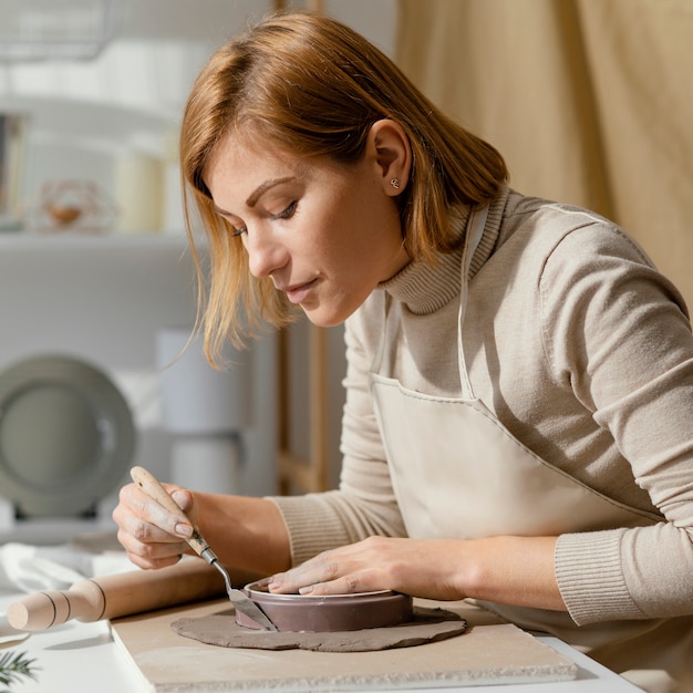 Foto mujer de tiro medio haciendo cerámica