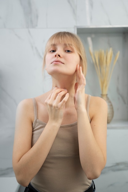 Mujer de tiro medio con herramienta gua sha