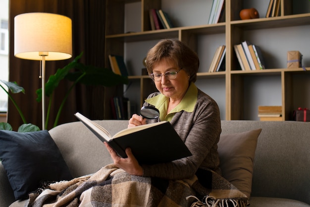 Foto mujer de tiro medio leyendo con lupa