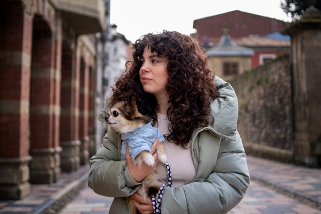 Foto mujer de tiro medio con lindo perro chihuahua