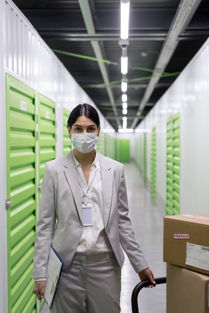 Foto mujer de tiro medio con mascarilla