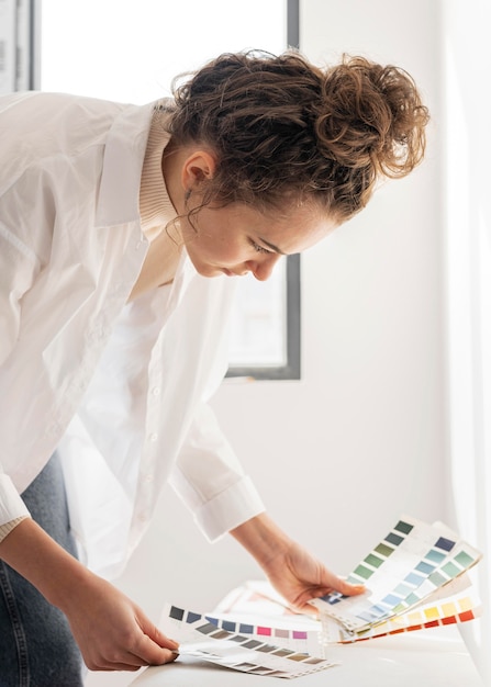 Foto mujer de tiro medio mirando colores