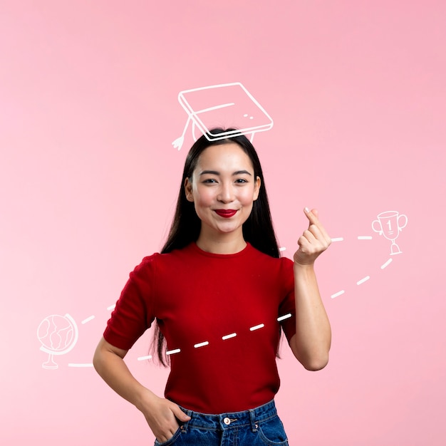 Foto mujer de tiro medio posando con antecedentes de graduación