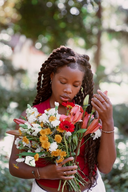 Foto mujer de tiro medio posando en un jardín romántico