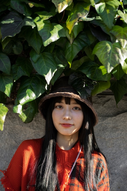 Foto mujer de tiro medio posando con la naturaleza.