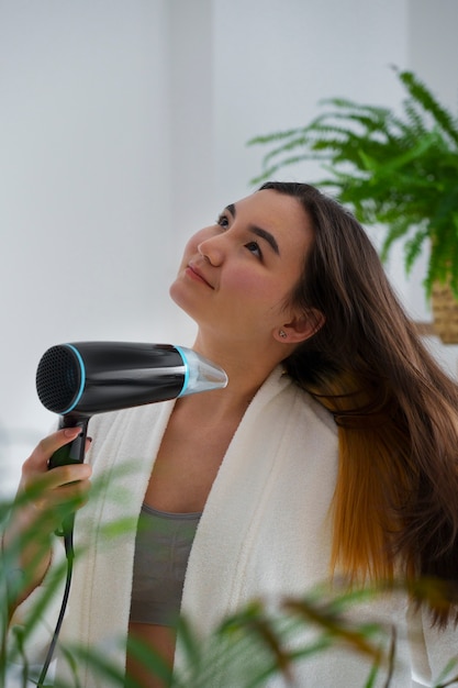 Mujer de tiro medio practicando el cuidado personal