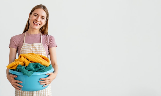 Mujer de tiro medio sosteniendo la cesta con espacio de copia