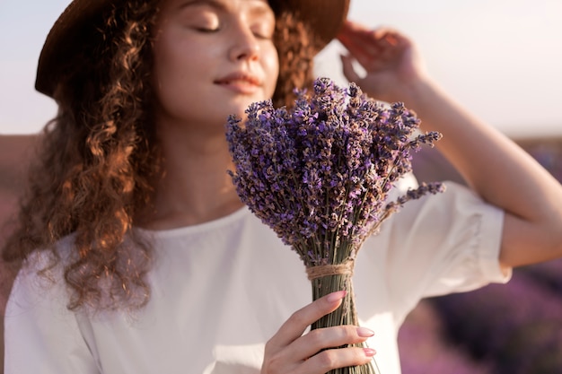 Mujer de tiro medio sosteniendo lavanda