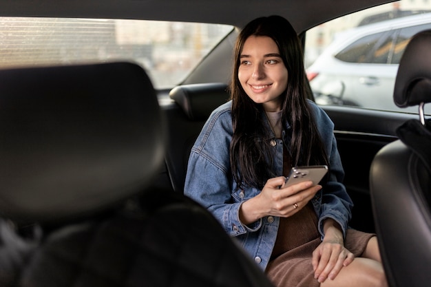 Mujer de tiro medio sosteniendo smartphone