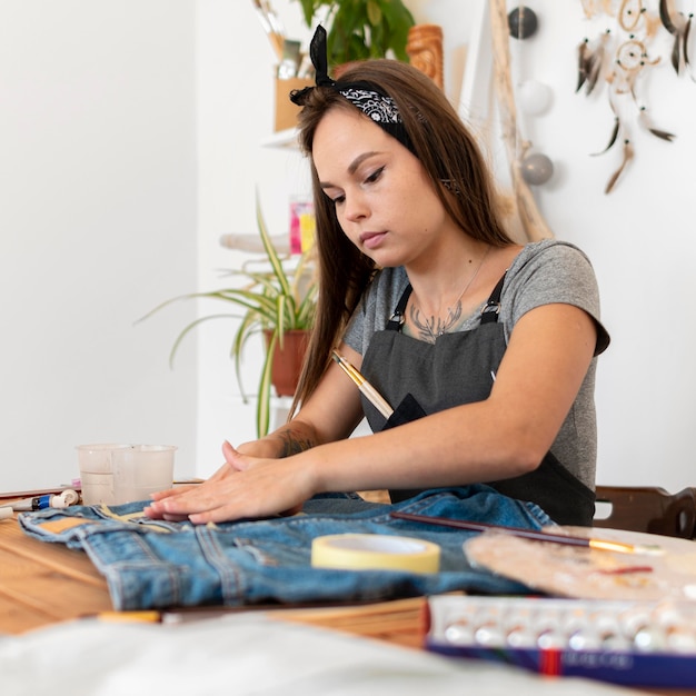 Mujer de tiro medio en taller