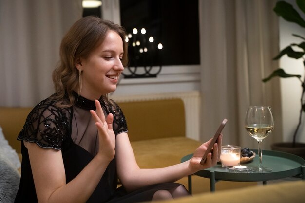 Foto mujer de tiro medio con teléfono inteligente dentro