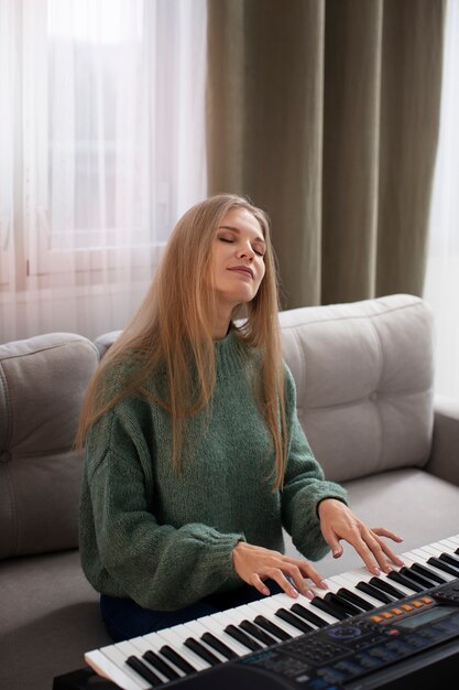 Foto mujer de tiro medio tocando el piano