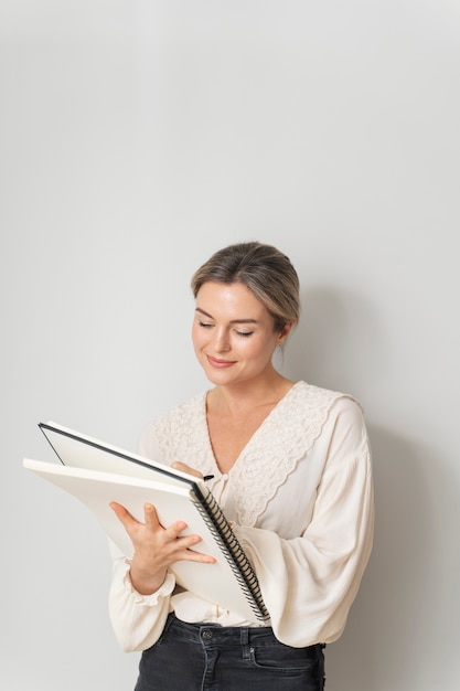 Foto mujer de tiro medio tomando notas