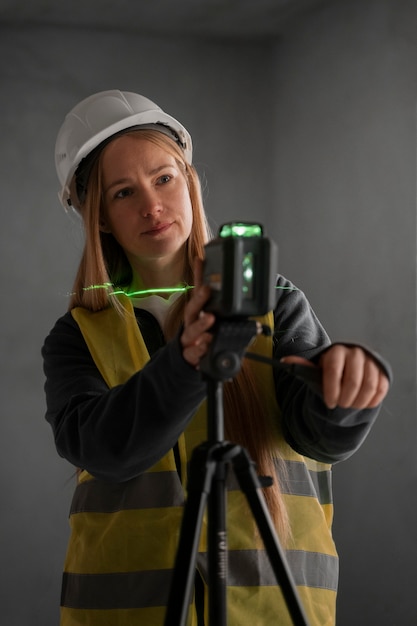 Mujer de tiro medio trabajando como ingeniera