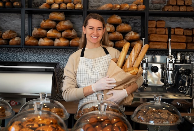 Mujer de tiro medio trabajando en panadería