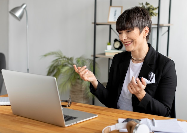 Foto mujer de tiro medio con trabajo portátil