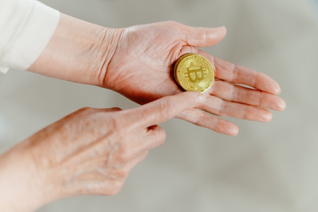 Mujer tocando bitcoin en su foto de la palma con un copyspace