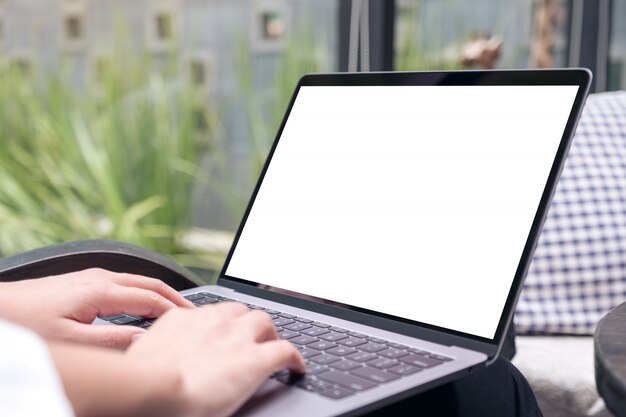 Mujer tocando y escribiendo en la computadora portátil