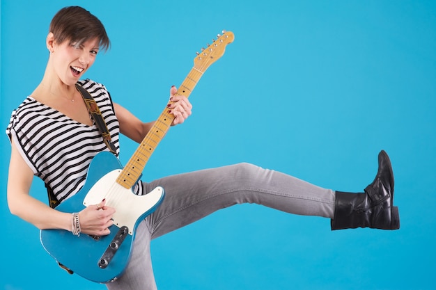 Mujer tocando la guitarra eléctrica