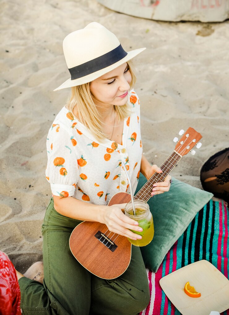 mujer tocando la guitarra