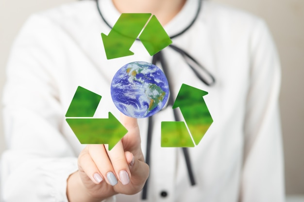 Mujer tocando el icono de reciclaje eco