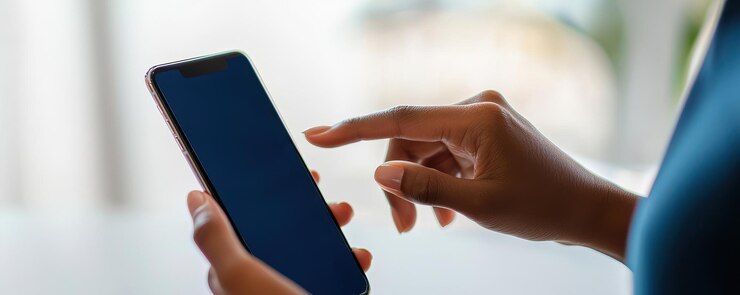 mujer tocando con la mano la pantalla de su teléfono inteligente y haciendo compras en línea se centra en el dispositivo y la acción de pagar