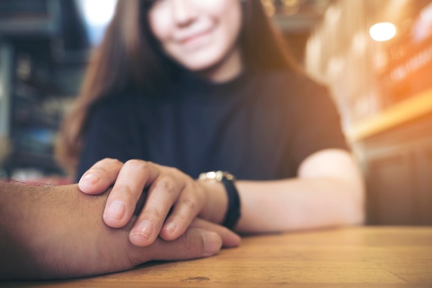 mujer tocando la mano de su novio