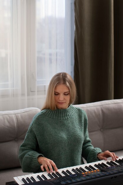 Foto mujer tocando piano plano medio