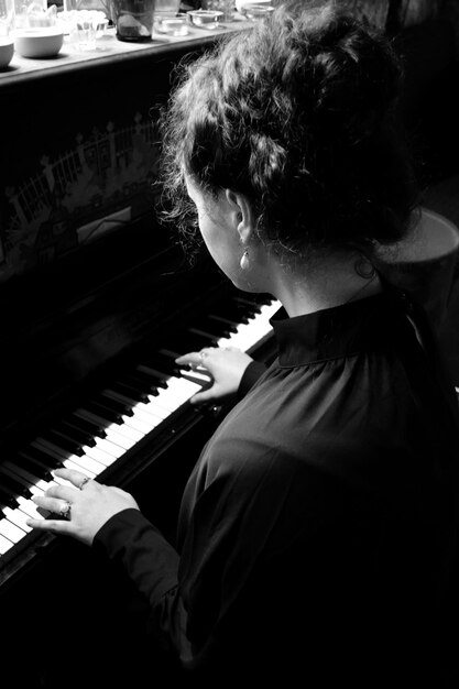 Foto una mujer tocando el piano.