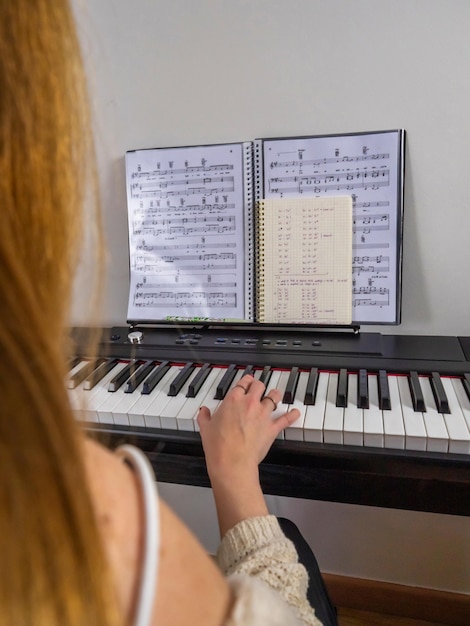 Foto mujer tocando el piano