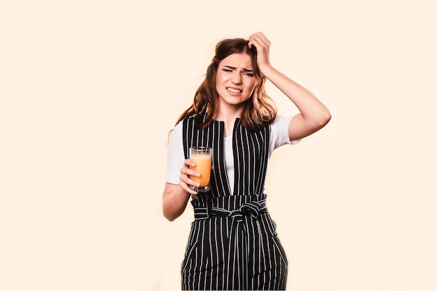 Foto mujer tocando su cabeza. concepto de dolor de cabeza y temperatura alta. chica toma medicina para el dolor de cabeza, tableta soluble en un vaso de vidrio