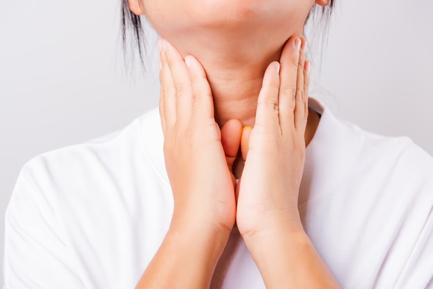 Mujer tocando su cuello