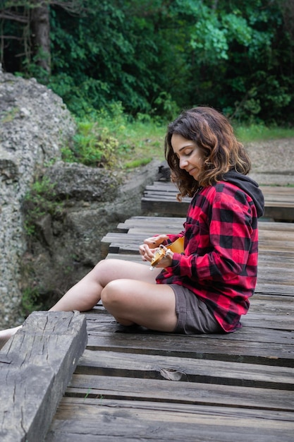 Mujer tocando ukelele