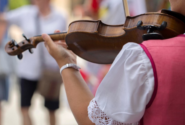 Foto mujer tocando el violín