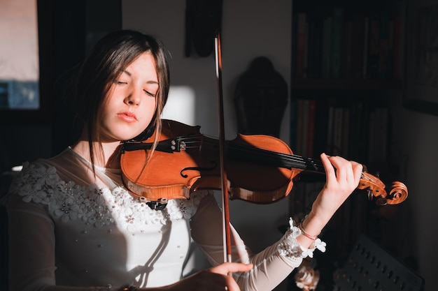 Mujer tocando el violin