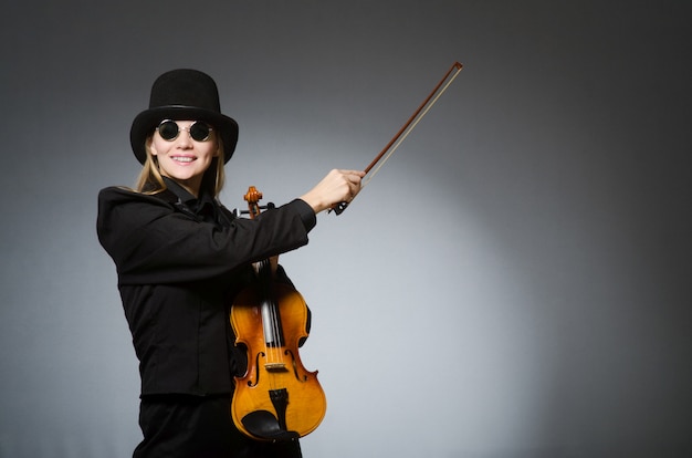 Mujer tocando el violin