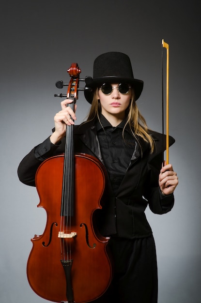 Mujer tocando el violonchelo clásico en concepto de música